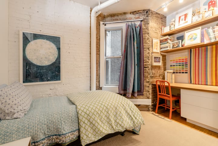 卧室2配备单人床垫和子母床