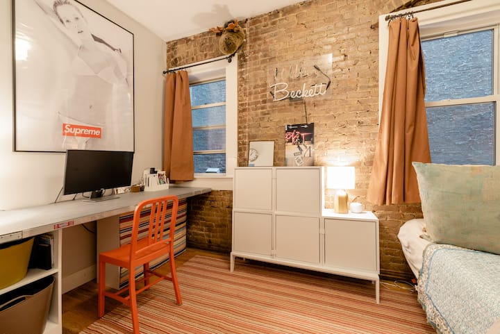 主卧配备标准双人床垫