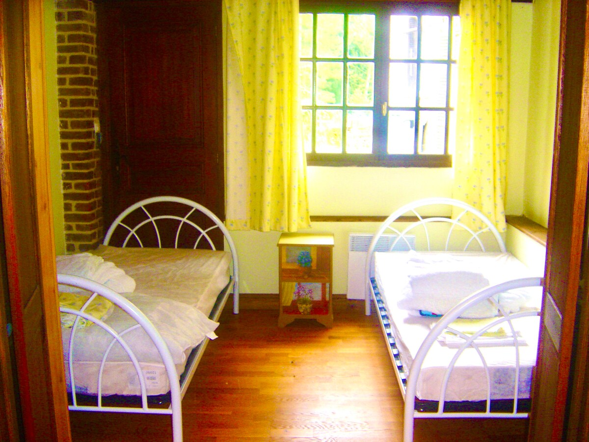 Cottage twin bedroom