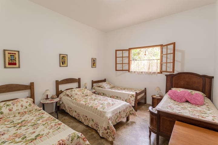 Quarto 2, com quatro camas de solteiro.