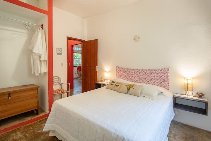 Quarto 1, suite com cama queen e colchão com molas ensacadas.