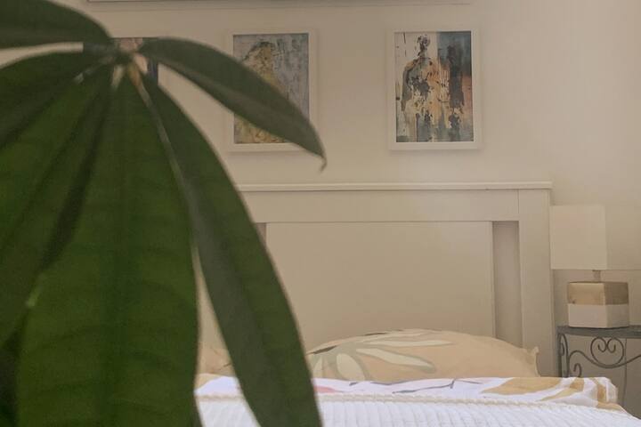 La décoration de la chambre a été soigneusement choisie pour créer une atmosphère agréable et accueillante. 