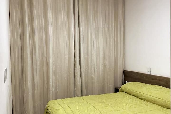 Apartman s krevetom u obliku kutije i prilagođenim ormarom.  