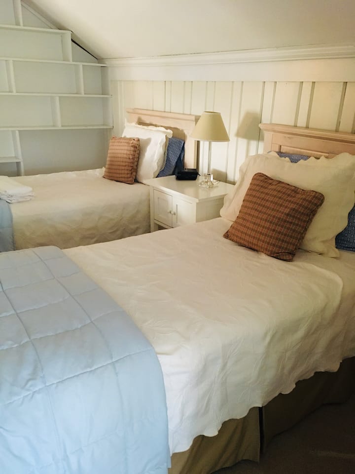 Dormer dormitorio a la derecha con dos camas individuales.