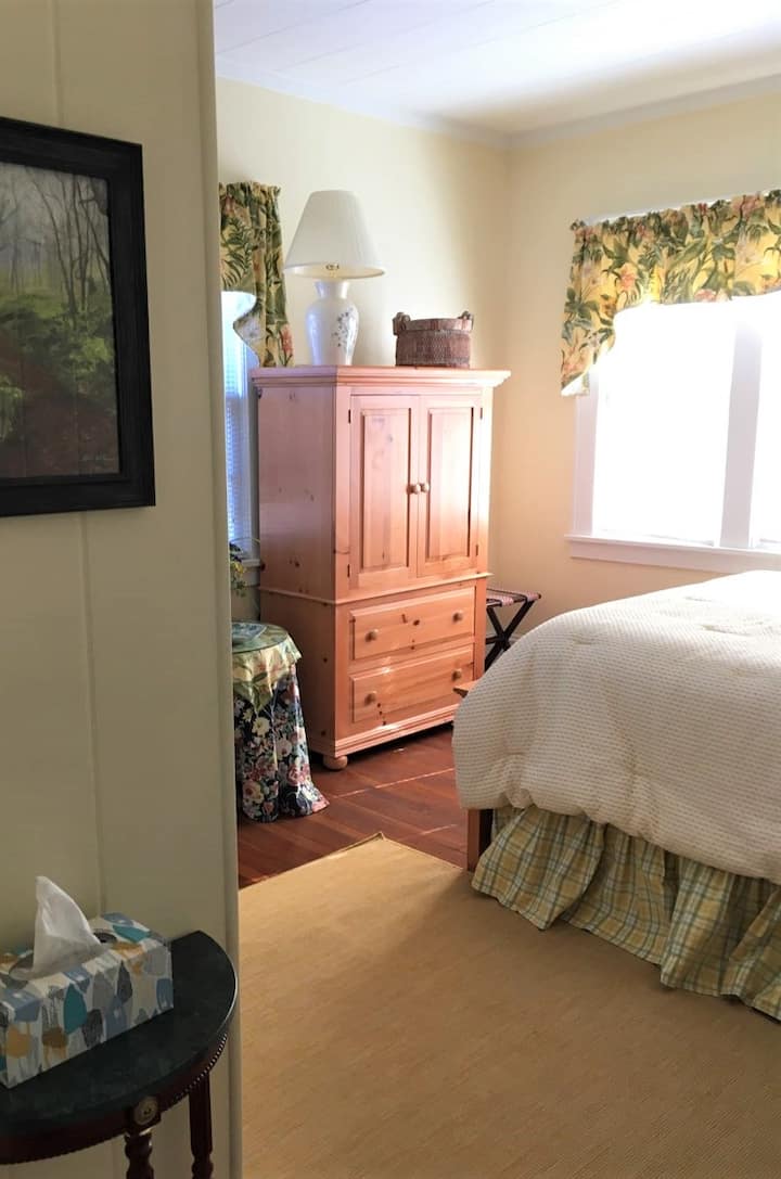 Dormitorio delantero con cama tamaño