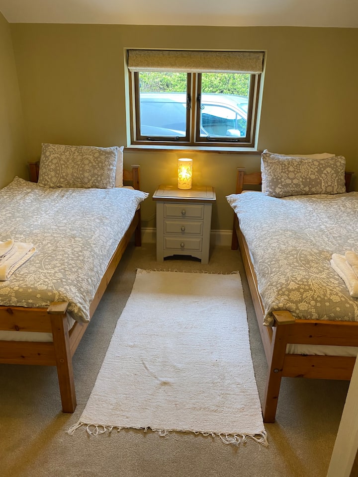 Zweibettzimmer im Erdgeschoss.