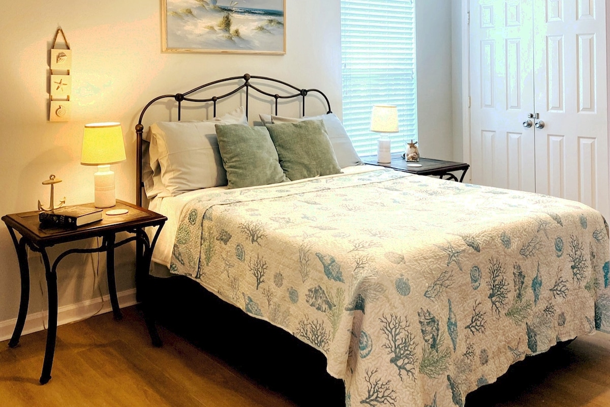 Spacious master with a comfy queen bed and private full bath. Bright, airy, and decorated in soft coastal tones—perfect for relaxing after a day at the beach or a fun-filled family adventure. Full length mirror and lots of closet space! 