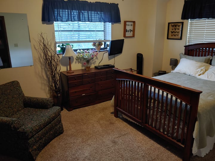 2. spálňa s posteľou. TV s DVD