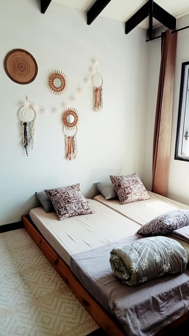 La chambre Mahana offre deux lits individuels et peut accueillir un 3ie matelas au sol.