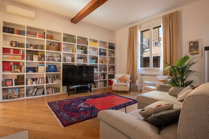 City center luxury apartment gallery image 4