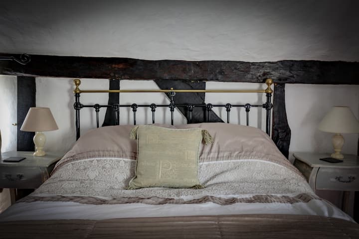 Kitanda aina ya Antique pasi aina ya kingsize