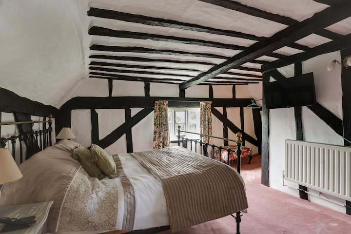 Chumba kizuri cha kulala kilicho na kitanda aina ya kingsize