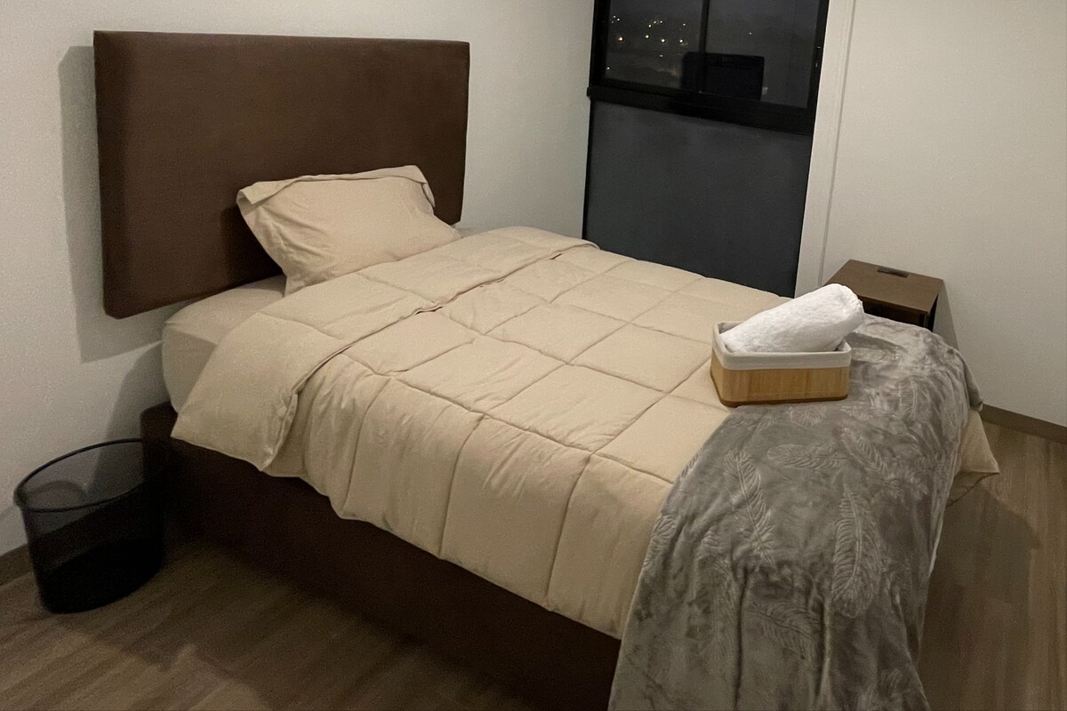 Táto izba má posteľ s rozlohou jeden a pol štvorcového metra. Má nočný stolík s bodmi na nabíjanie mobilného telefónu alebo iného zariadenia. Má systém roletových závesov, ktorý zaisťuje pohodlie a odpočinok.