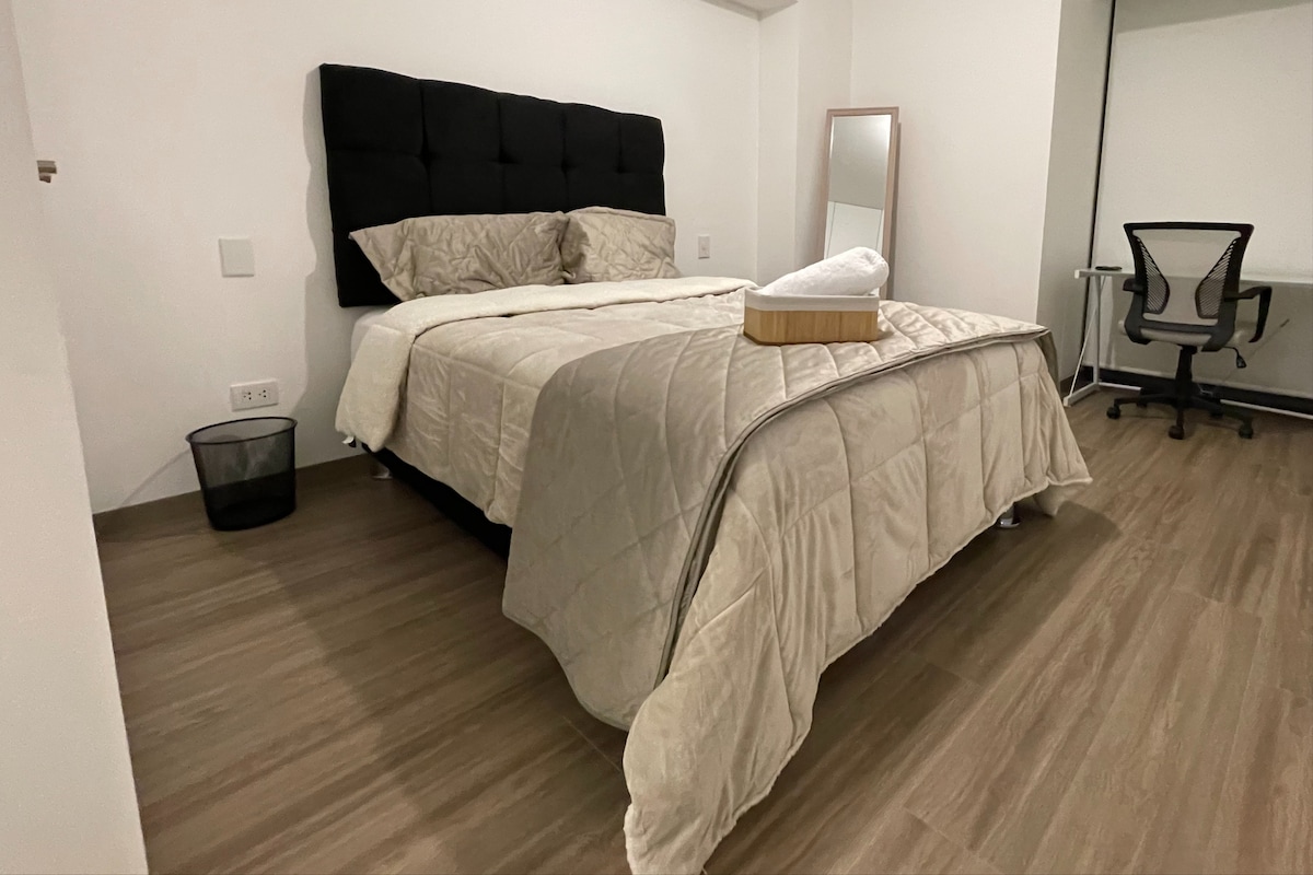 Hlavná spálňa je vybavená manželskou posteľou s elegantným čelom, priestrannou skriňou a vlastnou kúpeľňou.