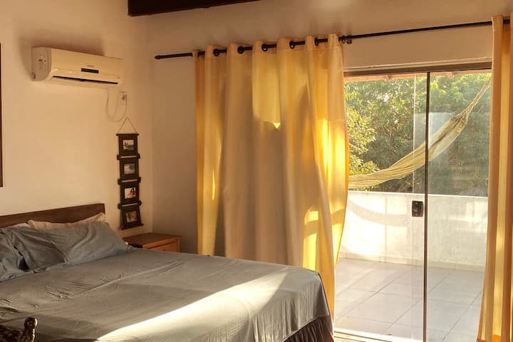 Quarto 1 - Cama box king size. Dhomë me ajër të kondicionuar të ndarë dhe televizor inteligjent.