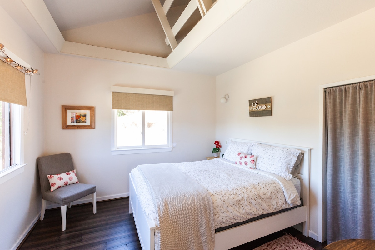 Sov lugnt på sängen i queen-storlek.