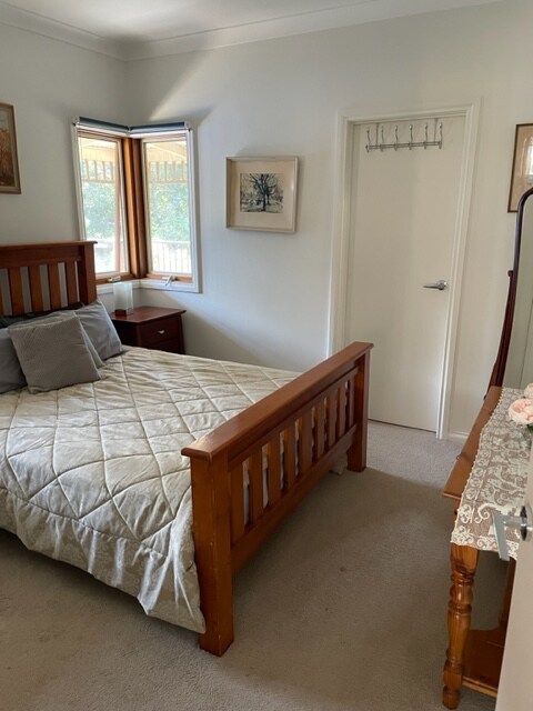 Posteľ veľkosti Queen v prvej spálni