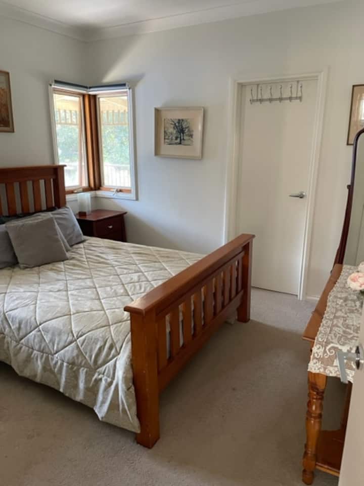 เตียงควีนไซส์ในห้องนอนแรก