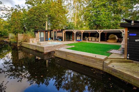 Bohemian : include boat, supboards and pool