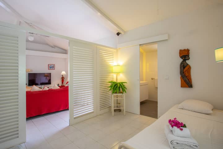 Dormitorio con aire acondicionado