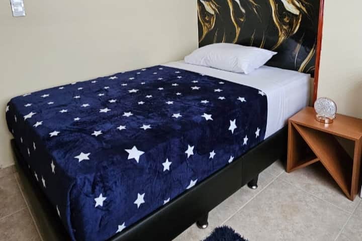 Მოგესალმებით, ამ ცალკე და კომფორტულ ოთახს აქვს ნახევრად ორადგილიანი საწოლი და 2 ბალიში მაქსიმუმ 2 ადამიანისთვის. Საჭიროებისამებრ, რბილ საბანს ან ორსაც კი მოგაწვდით, უბრალოდ, მოითხოვეთ ის.