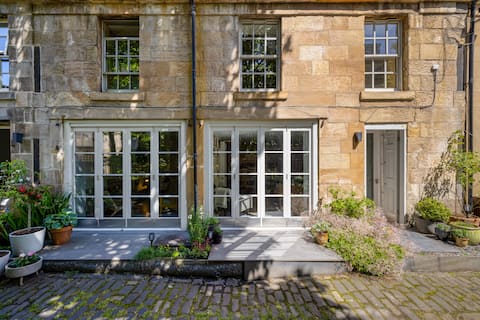 Successful Airbnb property: Hidden mews home next door to Kelvingrove Park in West End