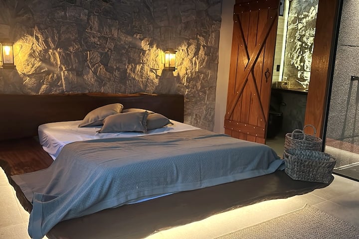 Კეთილმოწყობილი ხის სოფლის ✨ საწოლი, რომელიც ინტეგრირებულია Terravista Chalé-ს დიზაინში, ლუქს-კლასის თეთრეულით, რომელიც უზრუნველყოფს ღამეების კომფორტსა და ელეგანტურობას სერა-და-მოედის შუაგულში.