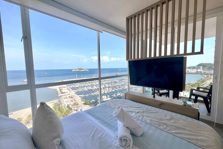 לישון ליד הים בסטייל עם נוף מחדר השינה שגנב את ההצגה!! 