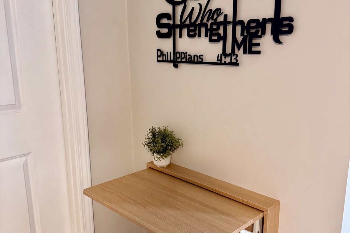 Cinema Room & Coffee Bar/ Free Parking / Downtown
