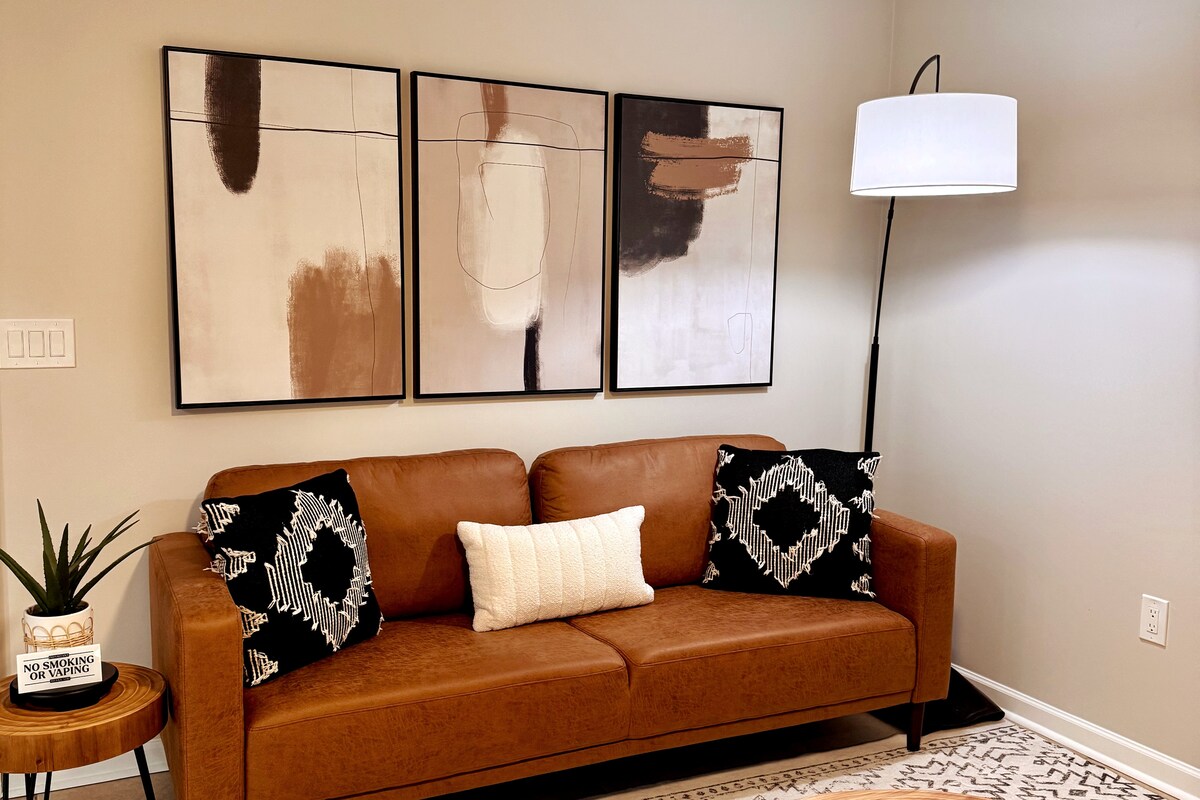 Cinema Room & Coffee Bar/ Free Parking / Downtown