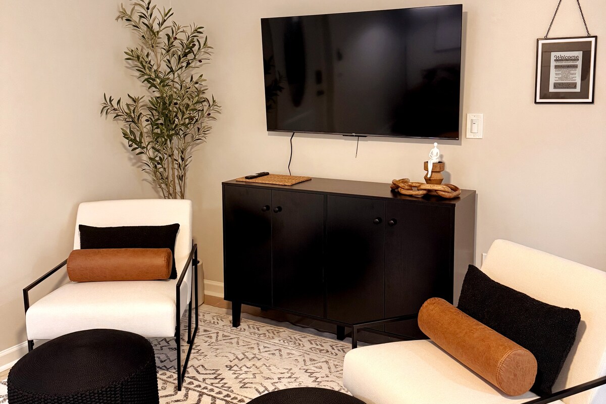 Cinema Room & Coffee Bar/ Free Parking / Downtown
