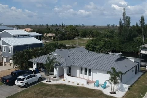 Casa Del Mar
Waterfront Home -Hot Tub & Boat Lift