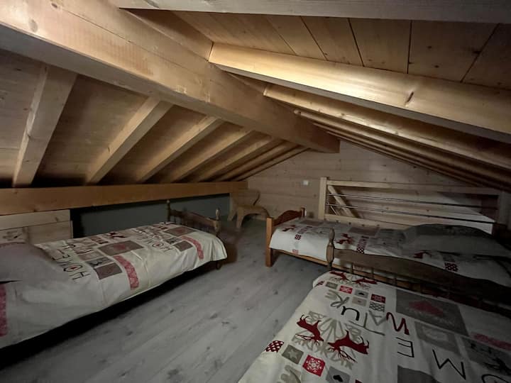 عش الأطفال الصغير. غرفة "كوخ" حيث يحب الأطفال النوم...أو الاختباء!