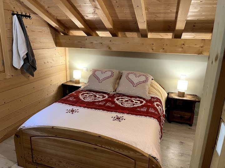 غرفة نوم جميلة "بحمام داخلي" مع دش وسرير أطفال (بالإضافة إلى طاولة تغيير الملابس)