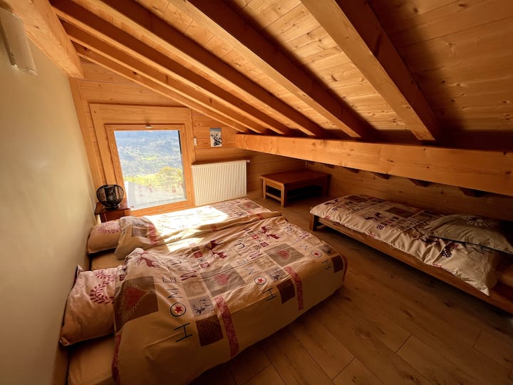 غرفة أخرى للأطفال تحتوي على 3 أسرّة مفردة بما في ذلك سريرين مزدوجين