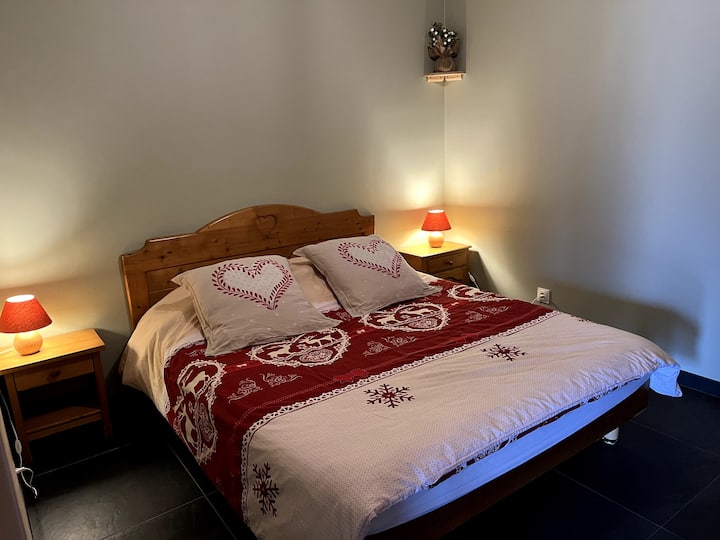 غرفة نوم الاستوديو في الطابق السفلي