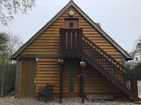 Close to uni, self contained, en-suite room.