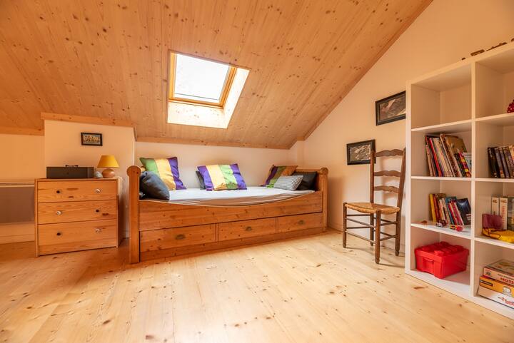 אזור הטלוויזיה והספרייה למעלה המשקיפים על חדר השינה של ההורים והילדים