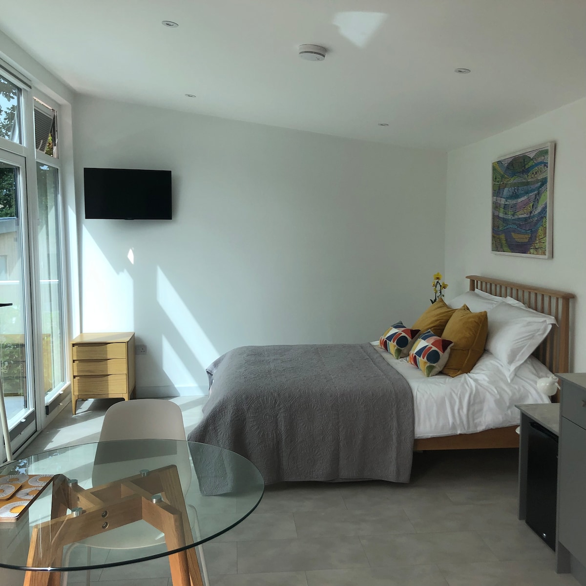 Kitanda cha ukubwa wa kifalme chenye mandhari nzuri.