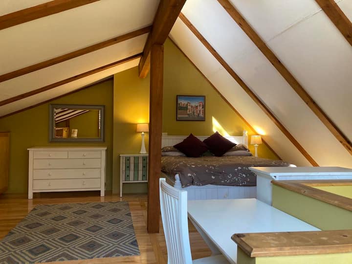 Chambre au troisième étage
Lit King Size, parquet, beaucoup de rangements intégrés et un excellent bureau pour travailler.