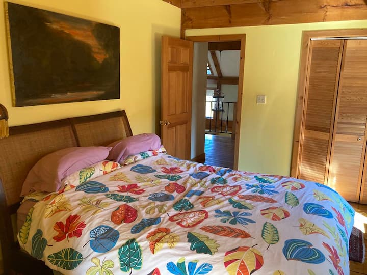 Chambre - Deuxième étage. Lit queen size