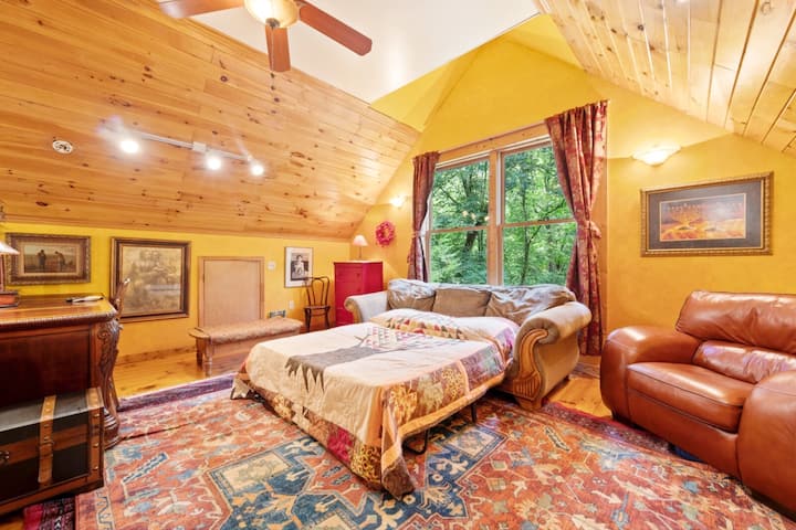 La chambre spacieuse à l'étage avec canapé-lit gigogne complet, TV et bureau 