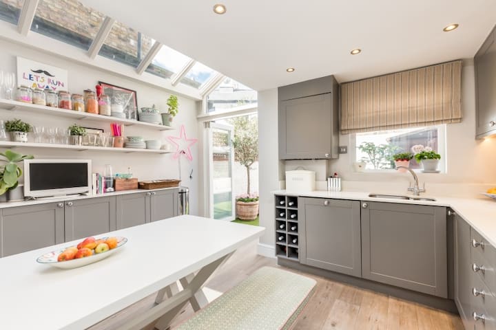 Stunning family home in heart of Battersea gallery image 4