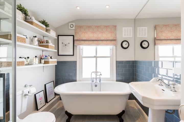 Stunning family home in heart of Battersea gallery image 2