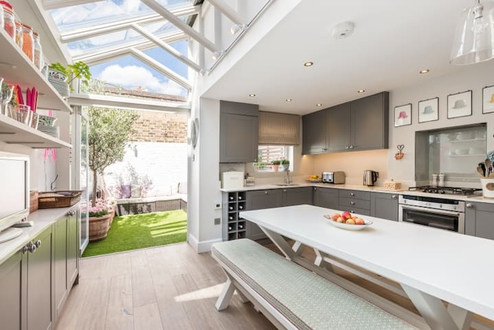 Stunning family home in heart of Battersea gallery image 5