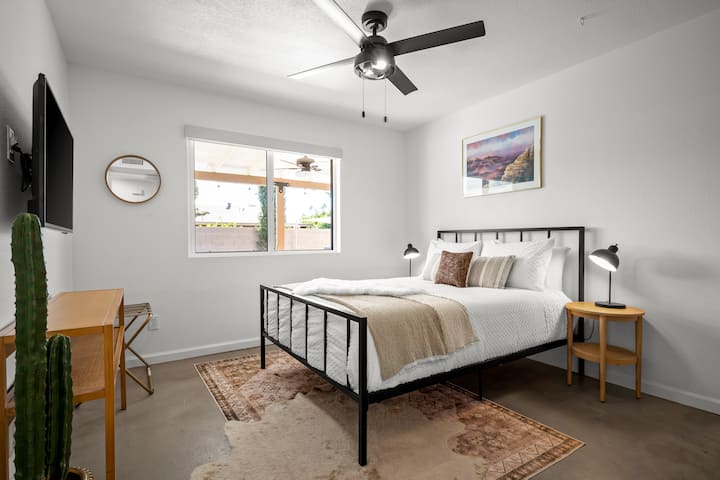 غرفة نوم للضيوف بسرير بحجم ملكي وقمة من الإسفنج المرن الفاخر 