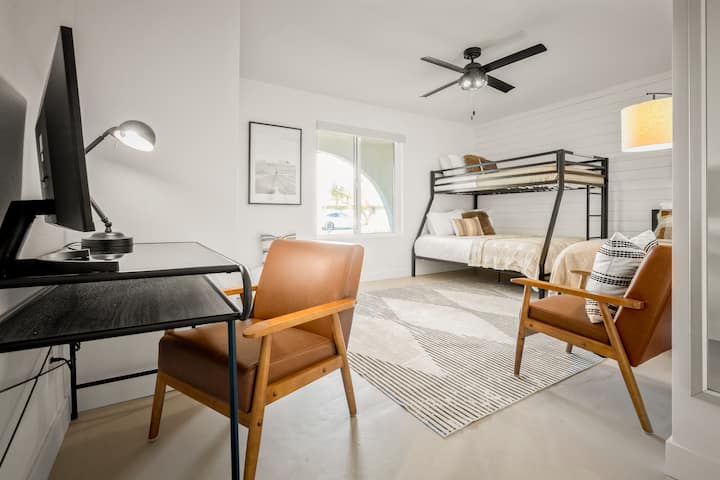 محطة مكتب عمل في غرفة النوم المكونة من طابقين - تتضمن شاشة وسلك HDMI 