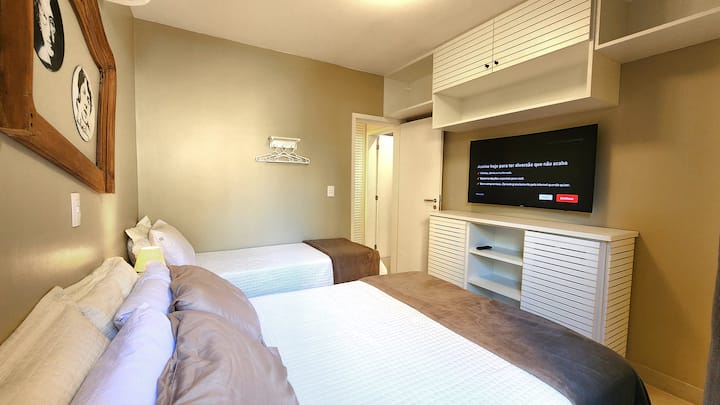 Suíte 2 - Cômoda e maleiros. Ar condicionado split Daikin e Smar TV. Uma cama casal e uma solteiro.