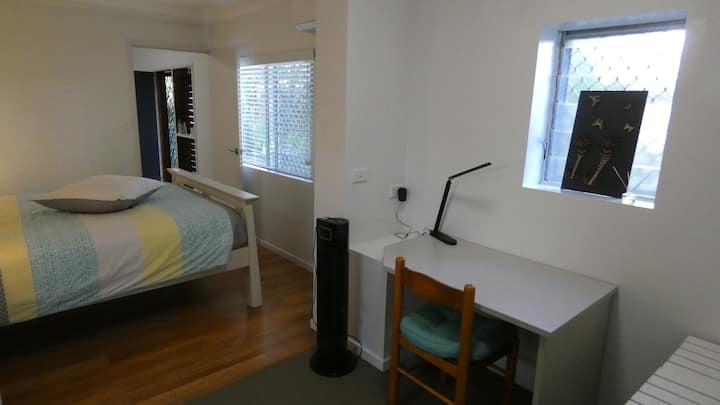 Бюро в спалня