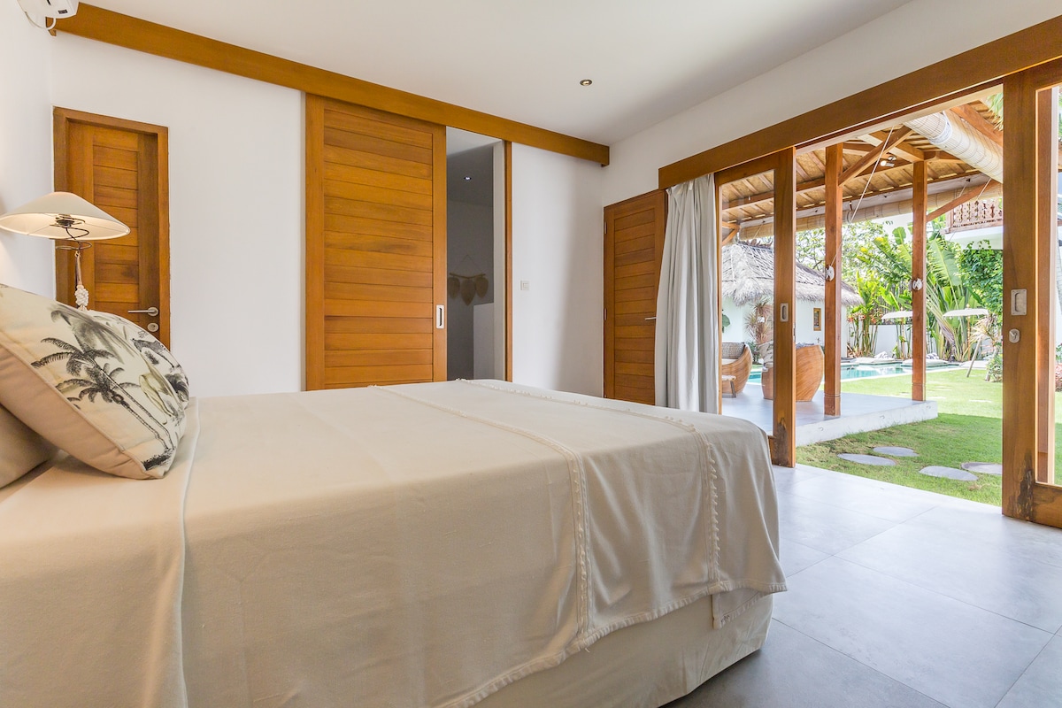 1 cama tamaño queen de 160 cm x 200 cm